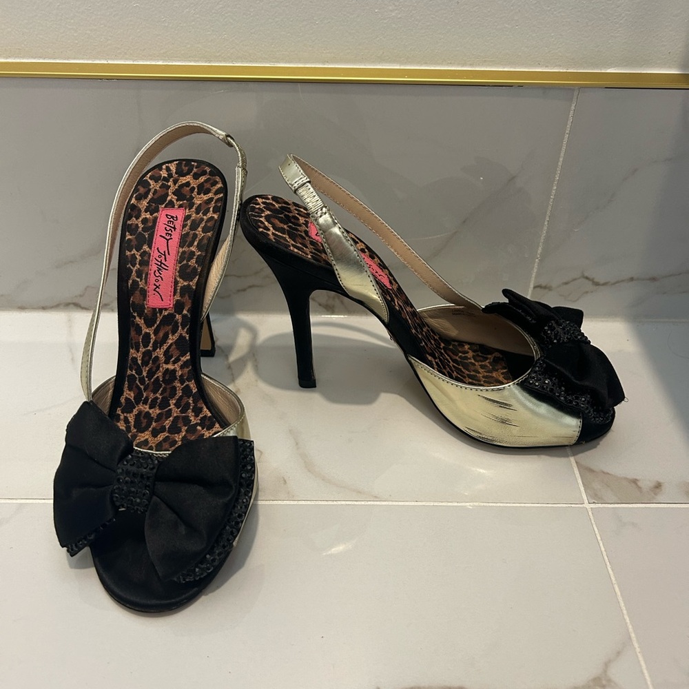 Betsey Johnson Black Bow Slingback Heels Gold Platform Leopard Insole Size 7 - Picture 2 of 8